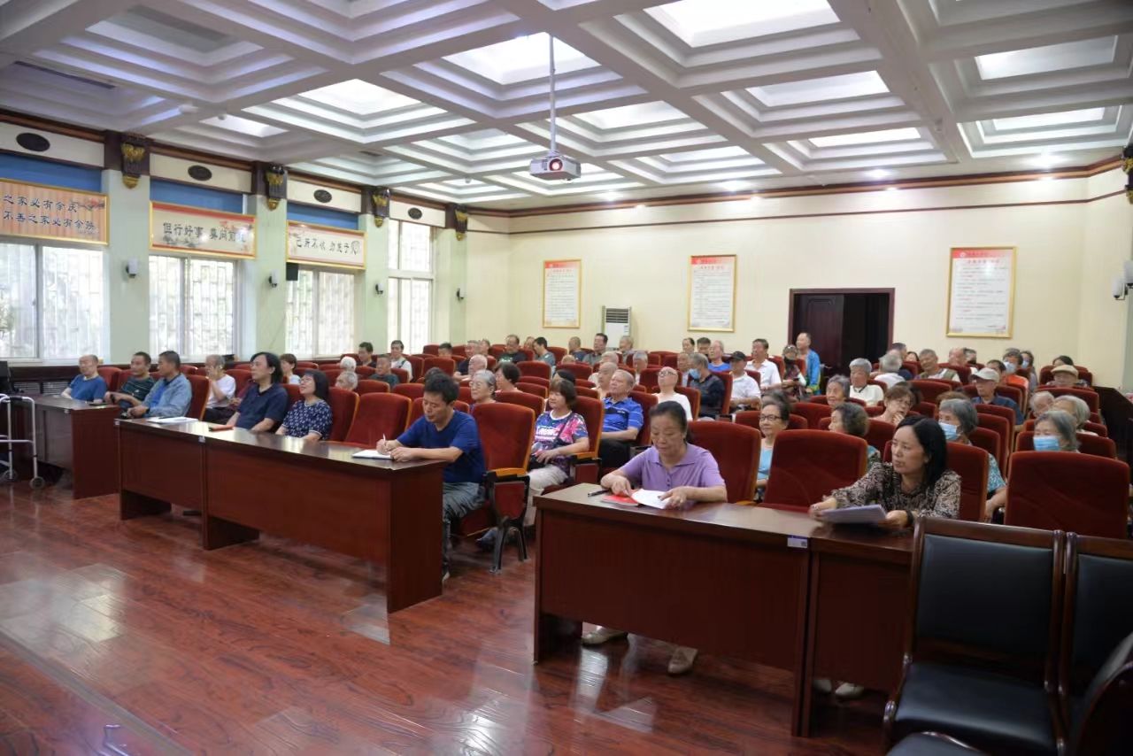 学习全会精神 凝聚银发力量——我校举办老干部党日活动